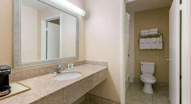 Люкс Quality Inn & Suites Oceanside Near Camp Pendleton