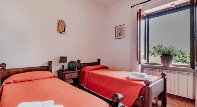 Beautiful 2-storey villa in Todi (room for 18), Book Villa Hoteller i Todi med pool, Swimmingpool
