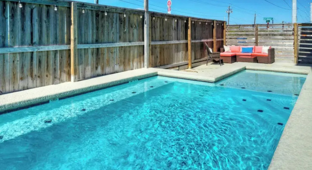 Коттедж 2 Homes in Gulf Village by Avantstay Sleeps 24, 2blocks to the Beach, Pool, Game Room, Patio w/ Outdoor Bar