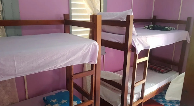 Кровать в общем номере с балконом Jays Guest House