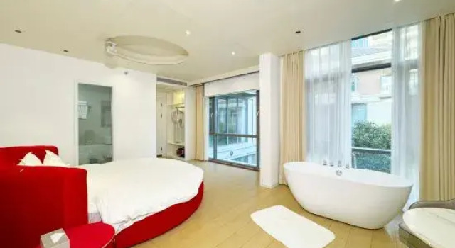 Кровать в общем номере с 5 комнатами Lux Cabins Brilliant Villa Hotel (Dongshan Jinluwan Seaside Plaza)
