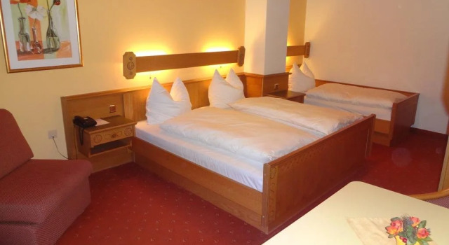 Hotel Schneeweiss, Book Hotel Hotels in Upper Austria with a Pool, Swimming Pool