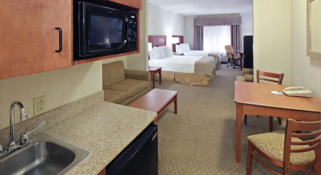 Люкс Holiday Inn Express Hotel & Suites Pine Bluff / Pines Mall by IHG