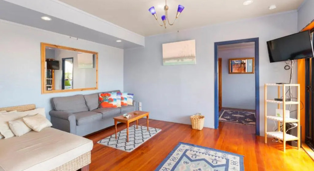 The Big Round Window - Raglan Holiday Home, Buchen Sie Hotel Raglan 