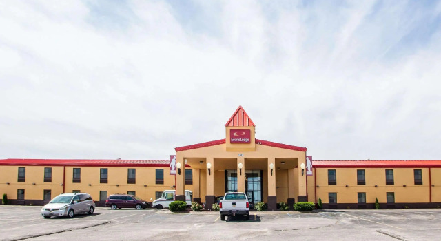 Кровать в общем номере Econo Lodge Truman Inn