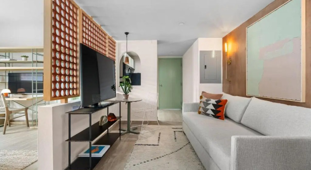Люкс HiBird- Apartment and Suites Hotel