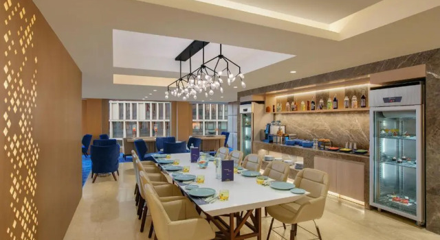 Полулюкс Premier Novotel Ahmedabad