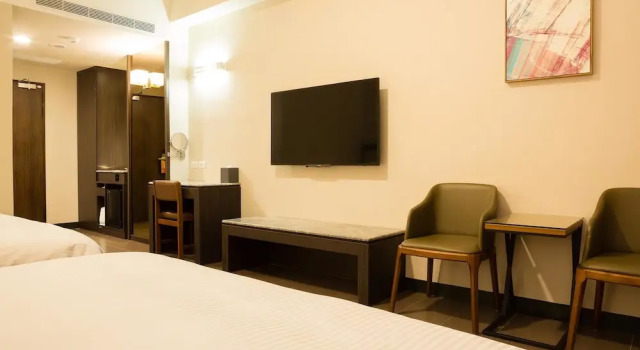 Standard- firedobbelt familie værelse med altan med byudsigt V-Hotel Vacation Hotel