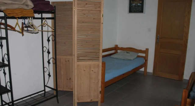 Кровать в общем номере La Sarriette - Chambres dhôtes et gîte détape à Eygalières