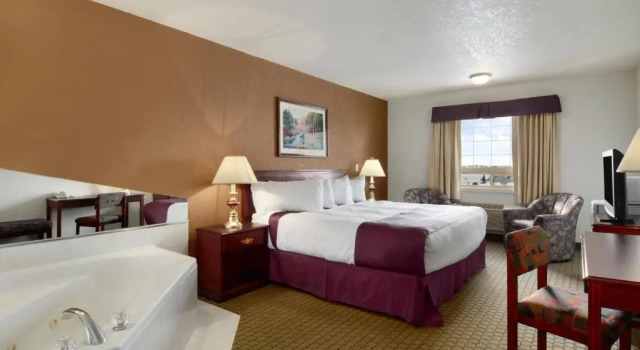 Люкс Ramada by Wyndham Red Deer Hotel & Suites