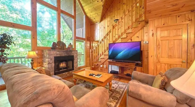 Good Times 3 Bedroom Home with Hot Tub