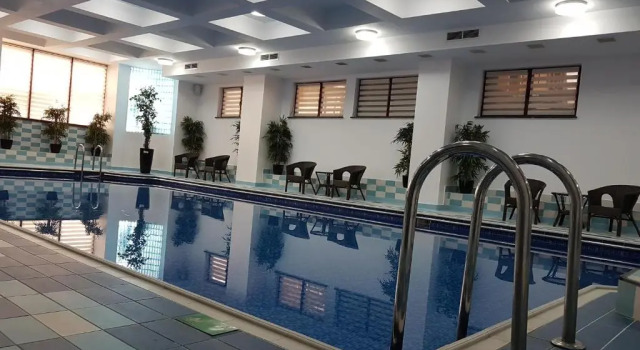 Hotel Nemira, Varaa Hotelli Hotellit Carpathians - Romania uima-altaalla, Uima-allas