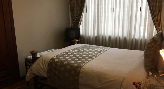 Hostal Mitad del Mundo, Забронировать Отель La Floresta Кито, рядом с Del Arbolito Park