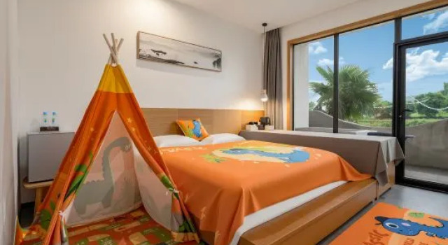 Кровать в общем номере HhanXia QianMo Homestay