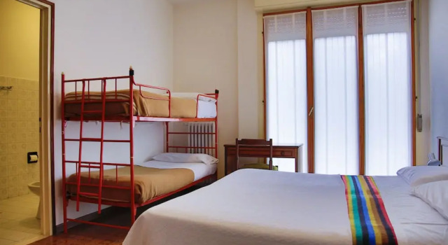 Четырёхместный номер Standard с балконом Hotel Valle Intelvi