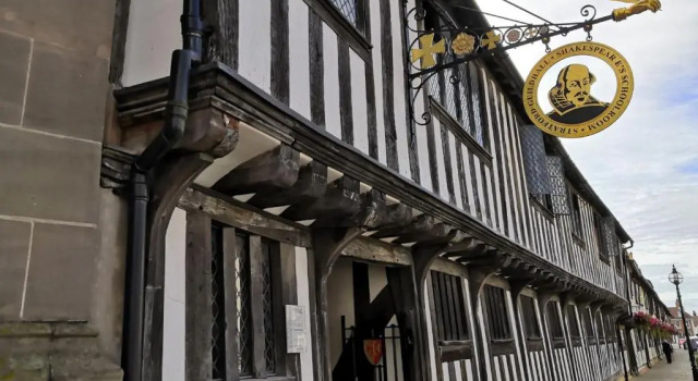 Bard's Nest, central flat, FREE allocated parking, 3 mins walk to Birthplace