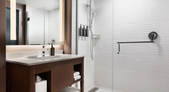 Четырёхместный номер Standard с видом на внутренний двор Delta Hotels by Marriott Midwest City at the Reed Conference Center