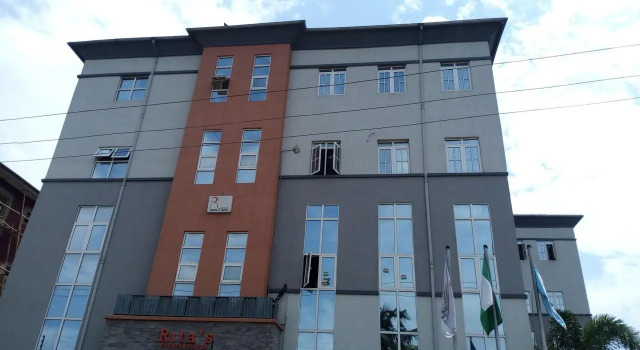 Кровать в общем номере Rita's Events and Suites