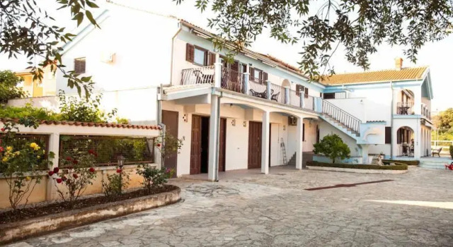 Apartments Villa Delfin, Забронировать Апартаменты/квартира Отели Биоград-на-Мору с парковкой, рядом с Частный Пляж «Кемп Сенди», Парковка