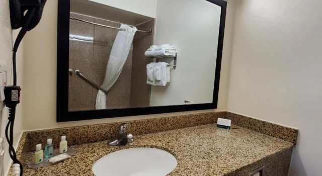 Четырёхместный номер Standard с балконом Quality Inn & Suites Anaheim at the Park