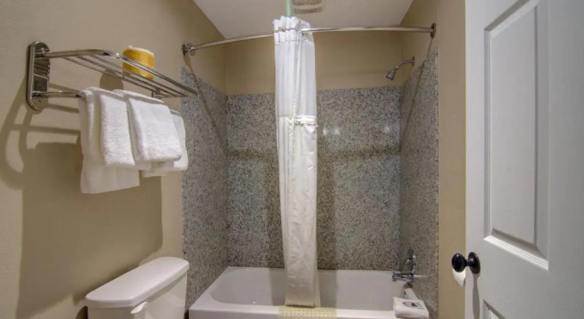 Трёхместный номер Standard Westbridge Inn & Suites