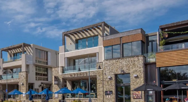 Apartment On Ardmore - Sleeps 4 - Central Location - Lake Views