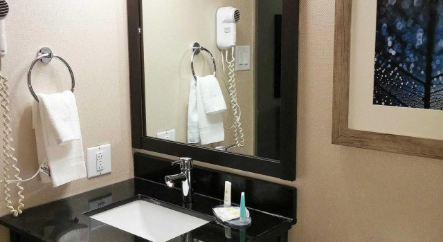 Четырёхместный номер Standard Comfort Inn Montreal Aeroport