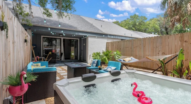 Апартаменты Chic Townhouse w/ Hot Tub, 4 Mi to Atlantic Beach!