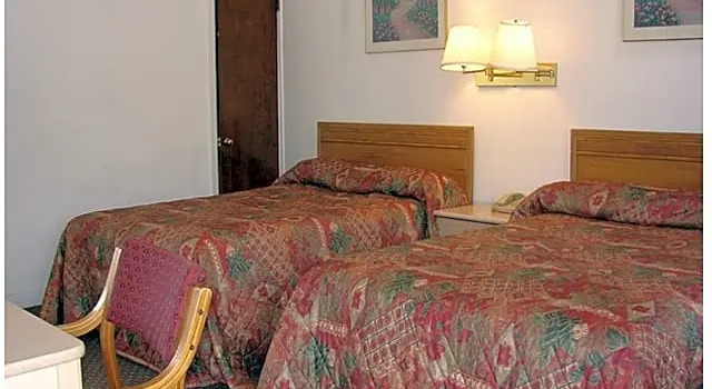 Четырёхместный номер Standard Red Carpet Inn & Suites Morgantown