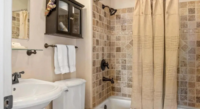 Коттедж La Luz - Luxurious East Side Adobe With Hot Tub and Kiva Fireplace, Walk Everywhere
