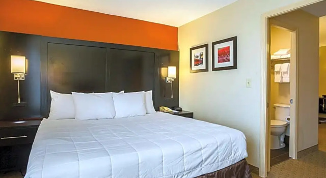 Люкс Clarion Inn & Suites Evansville Eastland Area