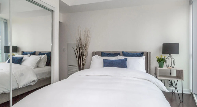 Noel Suites-York St and Lakeshore Blvd, Забронировать Отель Торонто Greater Toronto Area, рядом с Театр Принцесса Уэльса