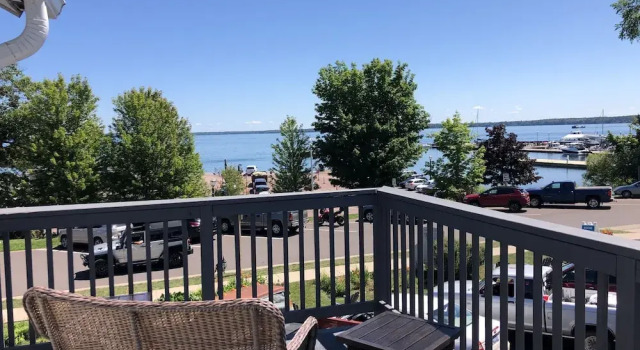 Двухместный номер Standard с балконом и с видом на озеро Harbor's Edge Motel