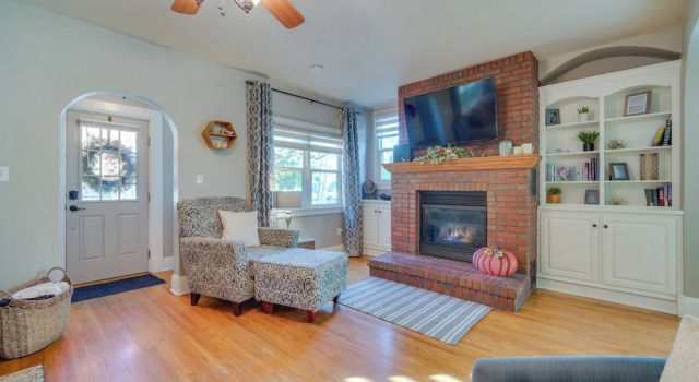 Коттедж Charming Getaway, Walk to Windsor Lake & Downtown!