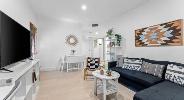 Beautiful Apt in Victoria Park Las Olas Blvd, Забронировать Апартаменты/квартира Апартаменты Форт-Лодердейл, рядом с Stonewall National Museum &amp; Archives, Апартаменты/квартира