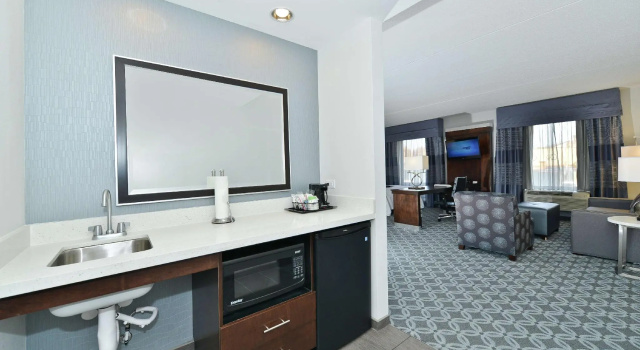 Четырёхместный люкс Hampton Inn & Suites Greensboro/Coliseum Area
