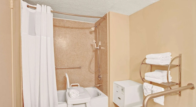 Двухместный номер Mobility Accessible Days Inn by Wyndham Memphis at Graceland