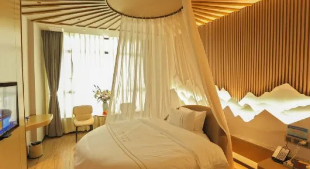 Двухместный люкс с видом на озеро Yiman Hotel (Foshan West Railway Station Shadi Airport)