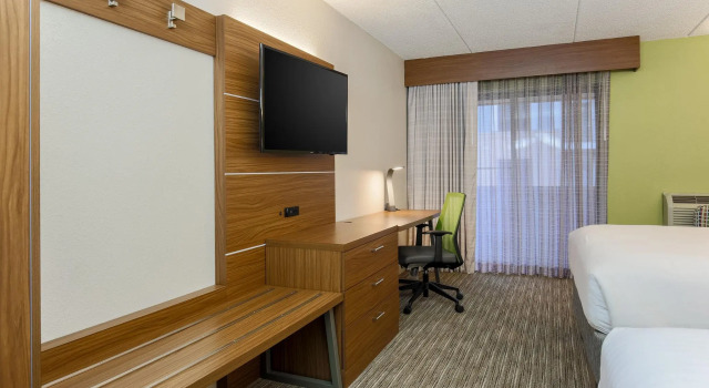 Четырёхместный номер Standard Holiday Inn Express Milwaukee - West Medical Center by IHG