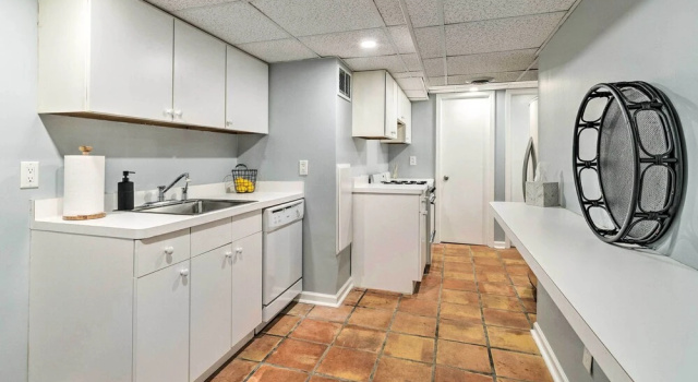 Коттедж Spacious Rochester Home w/ Heated Pool & Hot Tub