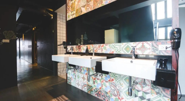 Кровать в общем номере Issara by D Hostel
