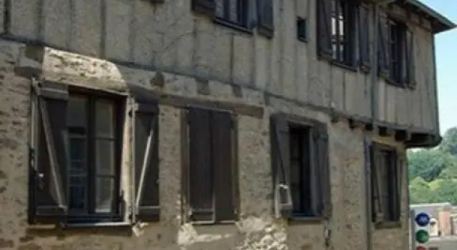 Le trou dans la mur, Varaa Hotelli Uzerche Correze