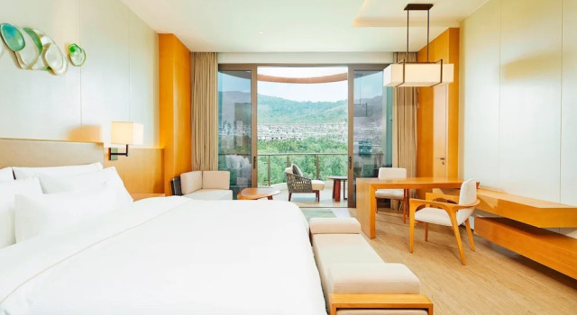 Двухместный семейный номер Standard с балконом и с видом на горы The Westin Shimei Bay Resort