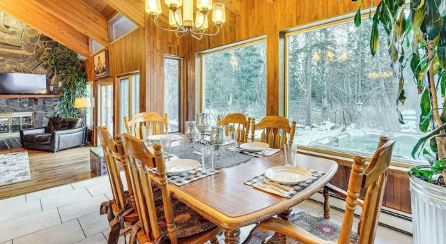 Коттедж Hike, Ski & Soak! Spacious Anchorage Getaway