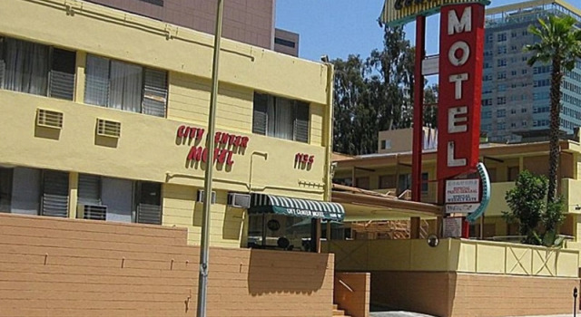 Кровать в общем номере City Center Hotel Los Angeles
