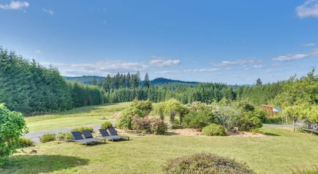 Коттедж Rainier Home on 20 Acres w/ Blueberry Farm!