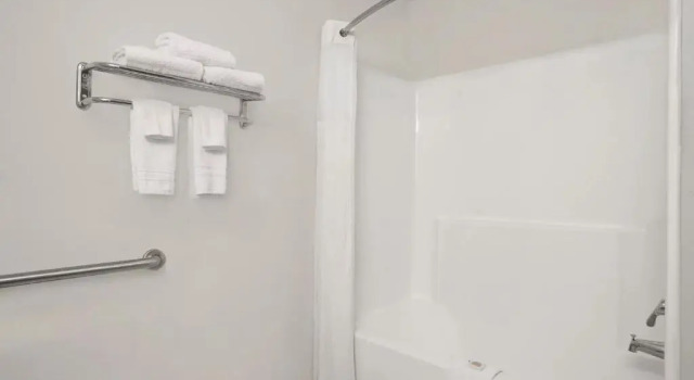 Четырёхместный номер Deluxe Days Inn by Wyndham Greensboro NC