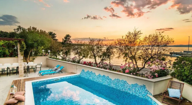 Вилла с балконом Magnificent Villa in Supetar With Swimming Pool