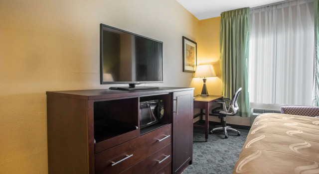 Days Inn Bloomington - Normal, Book Hotel Normal Illinois