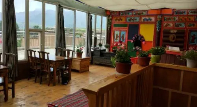 Dzachusama Hostel & Cafe, Book Hostel / Vandrerhjem Hostels i Garze, Hostel / Vandrerhjem